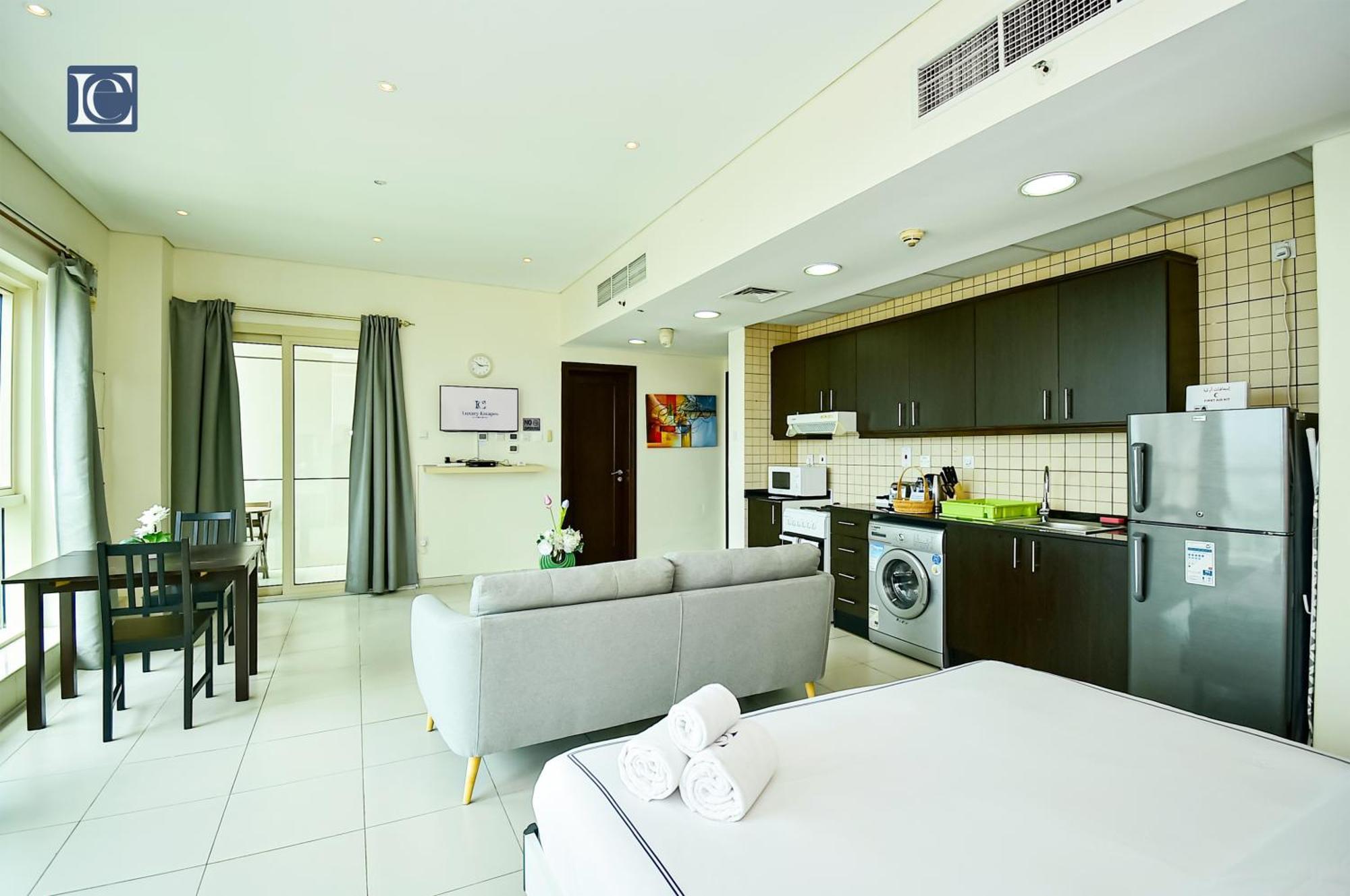 דובאי Luxury Escapes - Furnished Studio With Balcony In Royal Oceanic מראה חיצוני תמונה
